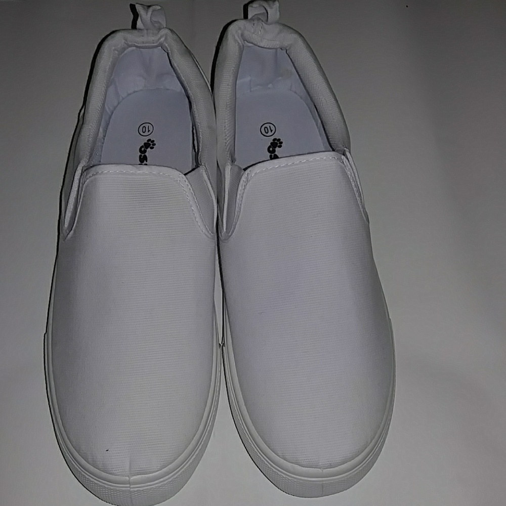 OSITOS WHITE SIP ON SNEAKER. SIZE 10